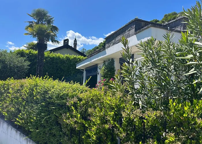 Single Family House With Lake View In Carona